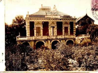 Torrino che fu aggiunto in seguito. Durante la prima guerra mondiale, il 23 agosto del 1915, la tenuta fu bombardata per errore da due cacciatorpediniere austriache intenzionate a colpire la stazione ferroviaria del borgo, che si trovava sulla stessa linea di fuoco. Bene, in una foto d�epoca � possibile vedere il prospetto danneggiato dai colpi di cannone, il quale risulta assente del torrino, che fu infatti edificato al termine del conflitto
